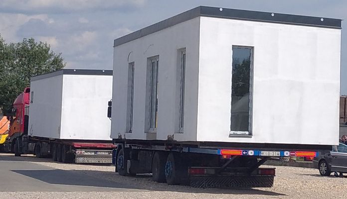 kamion mobilházat szállít